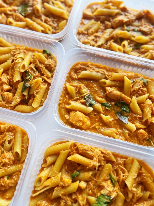 Pasta al basilico: macarrão sem glúten, frango, caldo artesanal de frango, manjericão fresco - prato sem glúten/lactose (300g)
