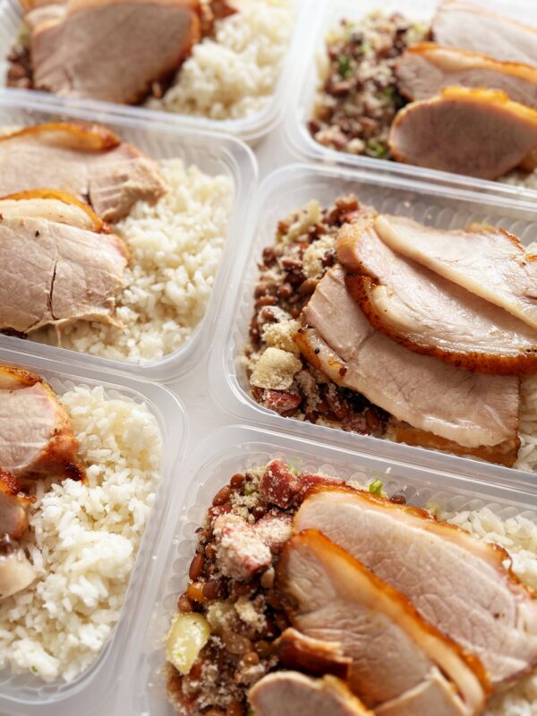 Picanha suína (100g, contém gordura), tropeiro com defumados (130g), arroz branco (120g) – prato sem glúten/lactose