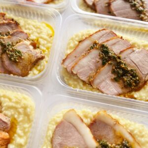 Picanha suína ao molho de ervas (120g, contém gordura), risoto de provolone (230g) – prato sem glúten