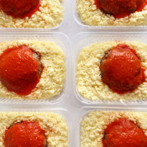 Polpetone de carne ao sugo (120g), risoto ao provolone (230g) – prato sem glúten