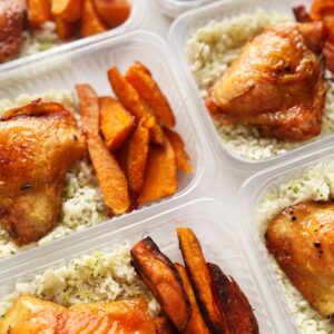 Sobrecoxa assada (130g), batata doce laranja (90g), arroz com brócolis (130g) – prato sem glúten/lactose