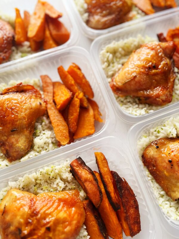 Sobrecoxa assada (130g), batata doce laranja (90g), arroz com brócolis (130g) - prato sem glúten/lactose