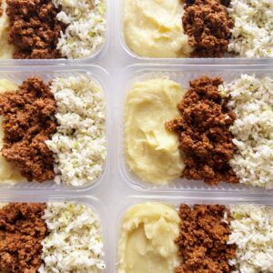 Carne moída (120g), purê de batatas (150g), arroz com brócolis (80g) – prato sem glúten