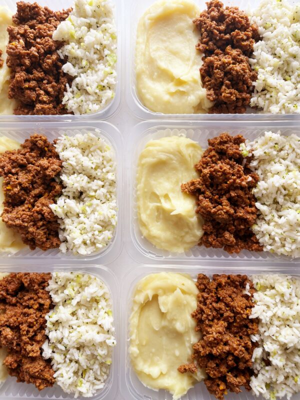 Carne moída (120g), purê de batatas (150g), arroz com brócolis (80g) - prato sem glúten
