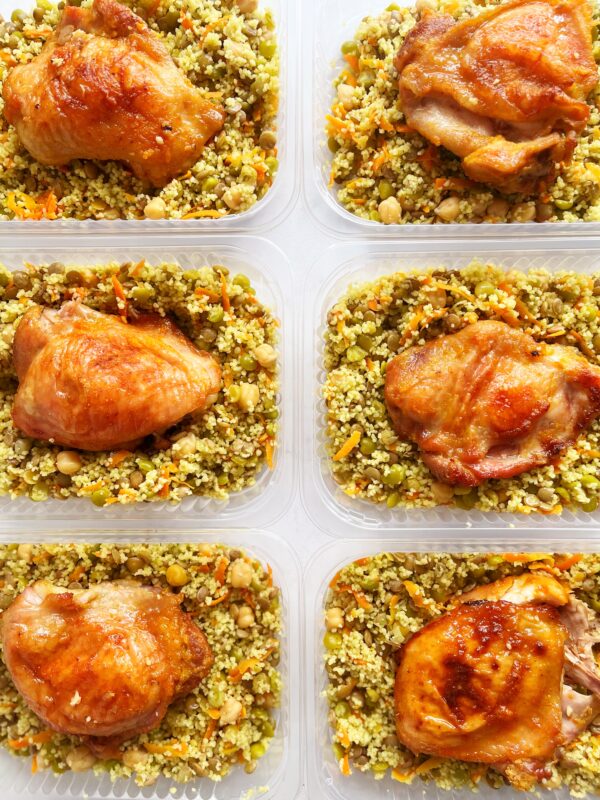Sobrecoxa assada (130g), salada com couscous marroquino e molho pesto (170g)