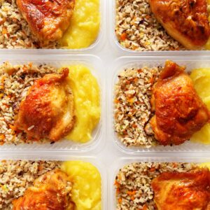 Sobrecoxa assada (130g), purê de mandioquinha (100g), arroz funcional (120g) – prato sem glúten/lactose