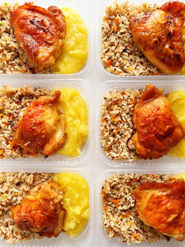 Sobrecoxa assada (130g), purê de mandioquinha (100g), arroz funcional (120g) - prato sem glúten/lactose