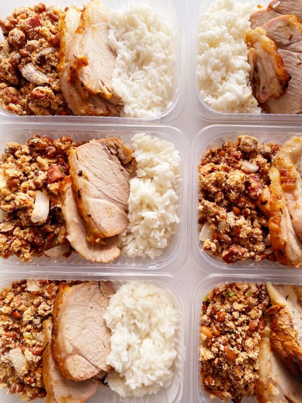 Alcatra suína (100g), feijão tropeiro com defumados (150g), arroz branco (100g) - prato sem glúten/lactose