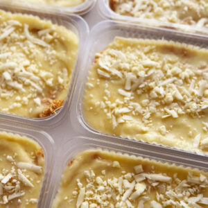 Frango – Escondidinho de frango (130g), purê de raízes com coalho (220g) – prato sem glúten