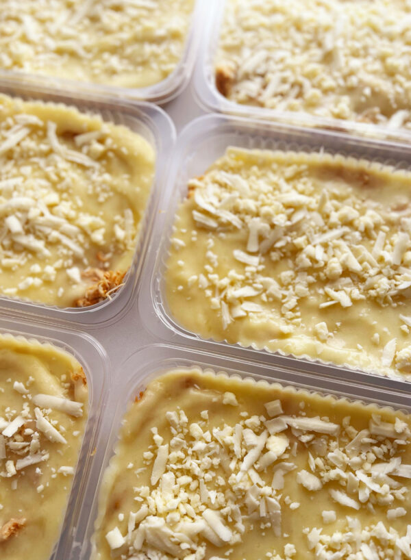 Frango - Escondidinho de frango (130g), purê de raízes com coalho (220g) - prato sem glúten