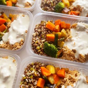 Frango ao molho de cream cheese (150g), legumes (80g), mix de grãos (120g)
