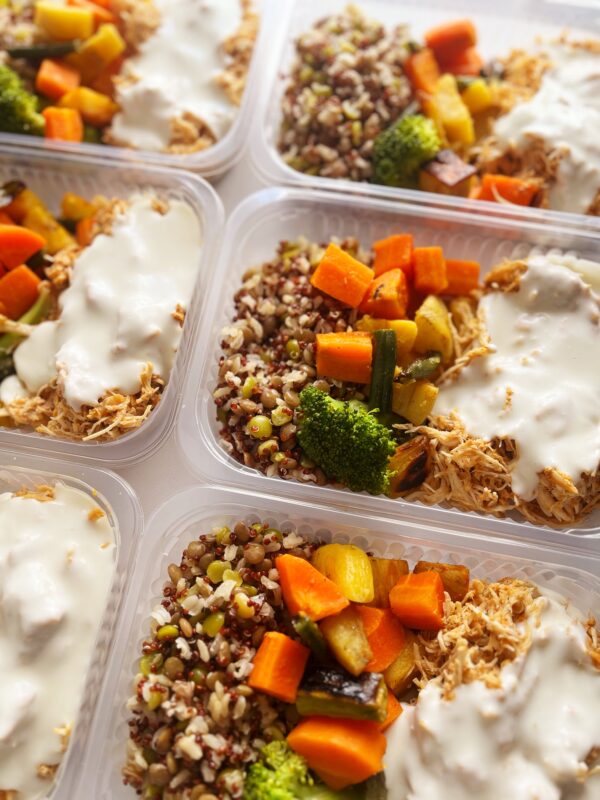 Frango ao molho de cream cheese (150g), legumes (80g), mix de grãos (120g)