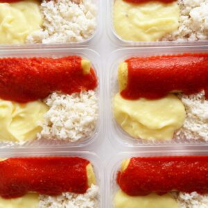 Panqueca de frango cremoso ao sugo (190g), arroz branco (70g), purê de batata (90g)