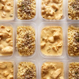 FIT – Strogonoff de frango com azeitonas (220g), arroz integral com sementes (130g) – prato sem glúten