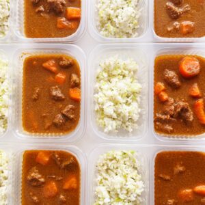 Ensopado de carne com cenoura (250g), arroz com brócolis (100g) – prato sem glúten/lactose