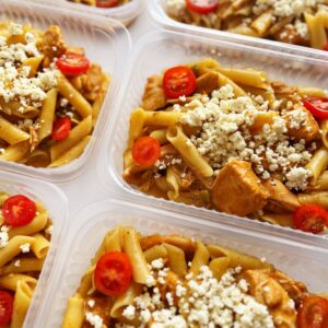 Pasta Mediterrânea: massa sem glúten, frango, azeitonas, ricota e tomate cereja – prato sem glúten (350g)