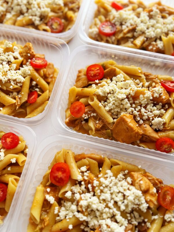 Pasta Mediterrânea: massa sem glúten, frango, azeitonas, ricota e tomate cereja - prato sem glúten (350g)