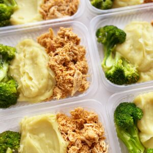 Frango desfiado (110g), brócolis (40g), purê de batata doce (150g) – prato sem glúten/lactose