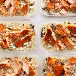 APENAS 24h no valor do kit! 😱 Salmão maçaricado (90g), risoto de shimeji (210g) – prato sem glúten