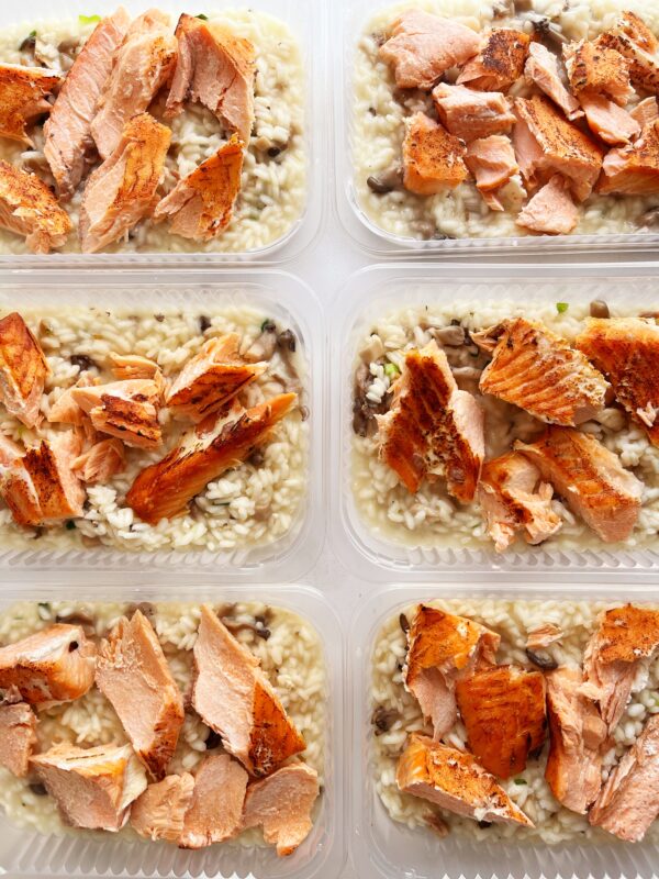 APENAS 24h no valor do kit! 😱 Salmão maçaricado (90g), risoto de shimeji (210g) - prato sem glúten