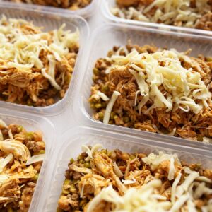 Salada de grãos ao pesto de tomates assados, frango desfiado e mussarela – 300g