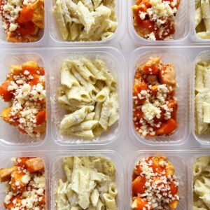 Parmegiana fit de frango (150g), massa ao molho de brócolis (200g) – prato sem glúten