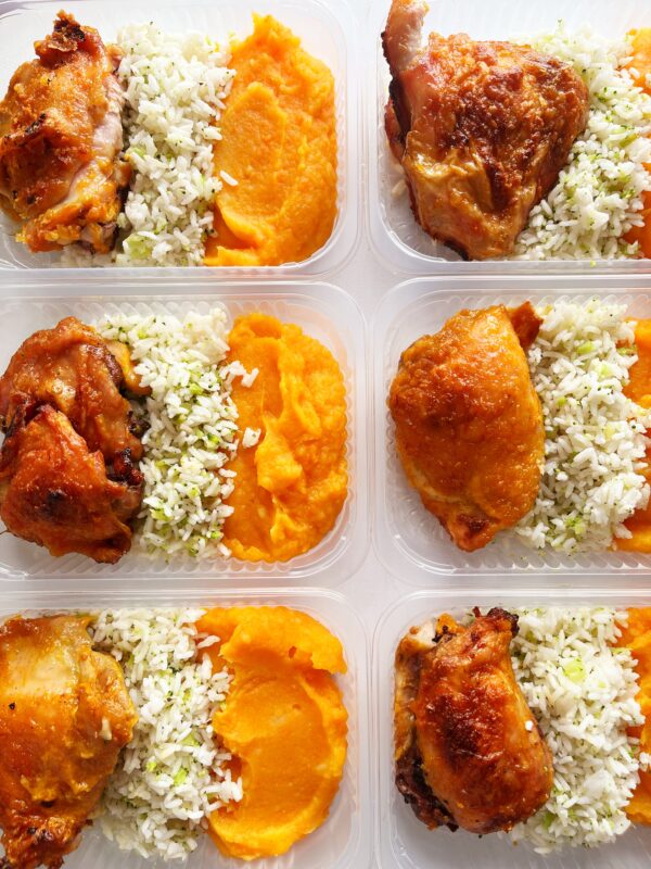 Sobrecoxa assada (130g), purê de raízes (140g), arroz com brócolis (80g) - prato sem glúten/lactose