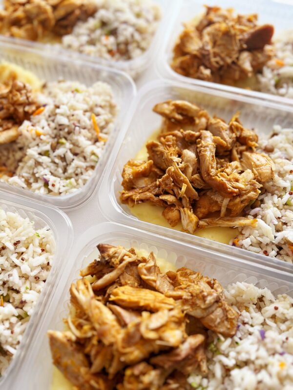 Frango cozido em lascas (105g), purê queijudo de batata (125g), arroz colorido (120g) - prato sem glúten