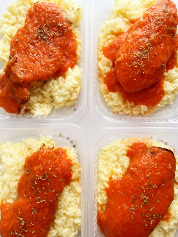Frango grelhado ao sugo (150g), risoto de provolone (200g) - prato sem glúten