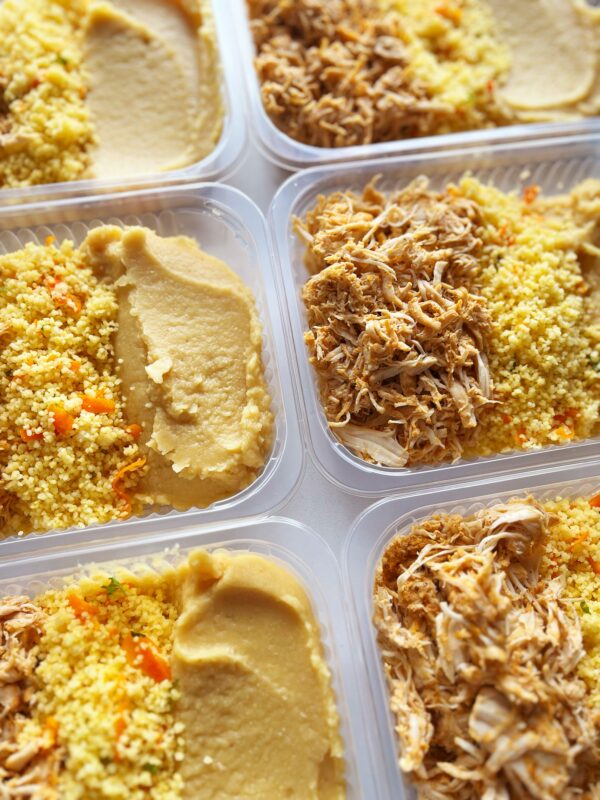 Frango desfiado (120g,) purê SUPER PROTEICO de grão de bico (150g), couscous marroquino (80g) - prato sem lactose