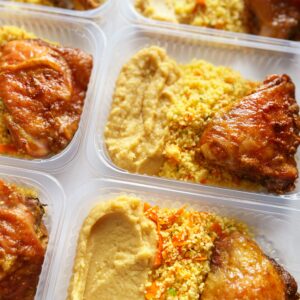 Sobrecoxa ao curry (130g), couscous marroquino (80g), purê SUPER PROTEICO de grão de bico (140g) – prato sem lactose