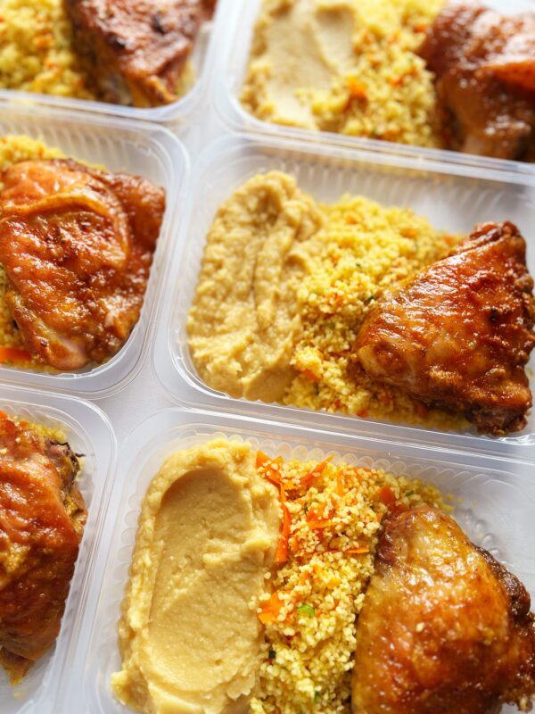 Sobrecoxa ao curry (130g), couscous marroquino (80g), purê SUPER PROTEICO de grão de bico (140g) - prato sem lactose