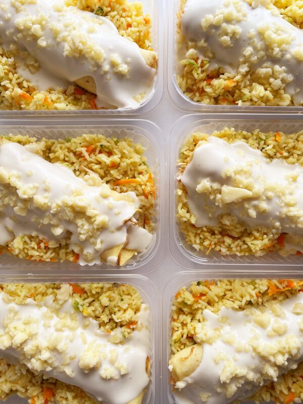 Panqueca de frango ao molho branco (210g), arroz colorido (140g)