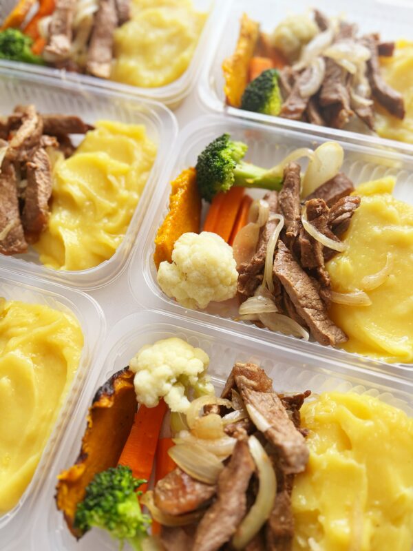 Filé especial acebolado (100g), purê de mandioquinha (150g), legumes (80g) - prato sem glúten/lactose
