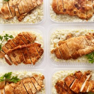 Frango grelhado (110g), risoto de alho poró com gorgonzola (240g) – prato sem glúten