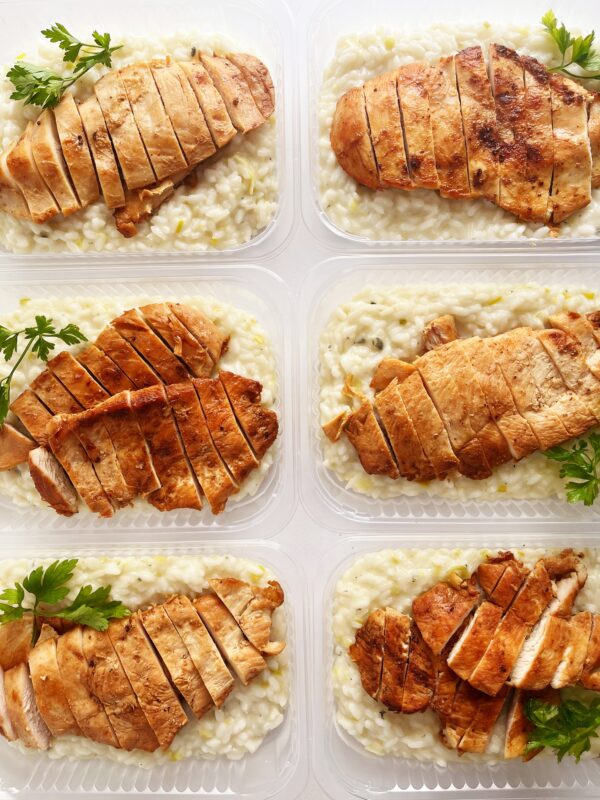 Frango grelhado (110g), risoto de alho poró com gorgonzola (240g) - prato sem glúten