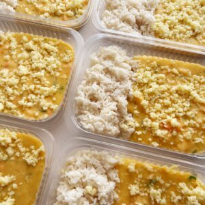 Camarão Itacimirim: aipim cremoso com camarões e queijo (220g), arroz branco (130g) – prato sem glúten