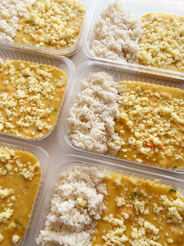 Camarão Itacimirim: aipim cremoso com camarões e queijo (220g), arroz branco (130g) - prato sem glúten