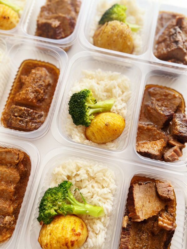 Lombo ao molho madeira (160g), arroz branco, brócolis e batata rústica (190g) - prato sem glúten/lactose