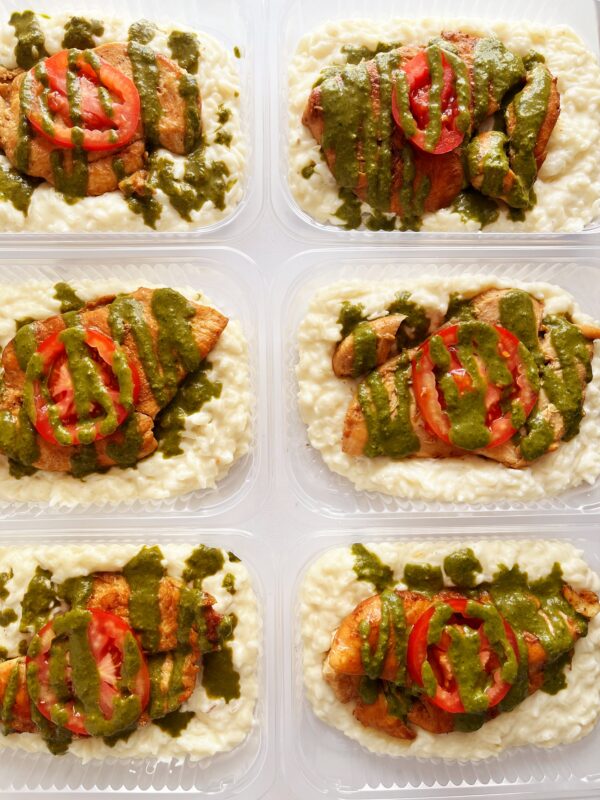 Frango grelhado com tomate e pesto (120g), arroz à piamontese (230g) - prato sem glúten