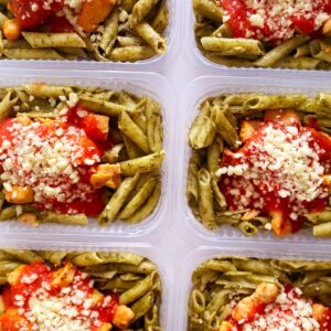 Parmegiana de frango (160g), massa ao pesto (190g) – prato sem glúten