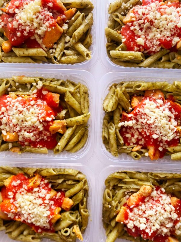 Parmegiana de frango (160g), massa ao pesto (190g) - prato sem glúten