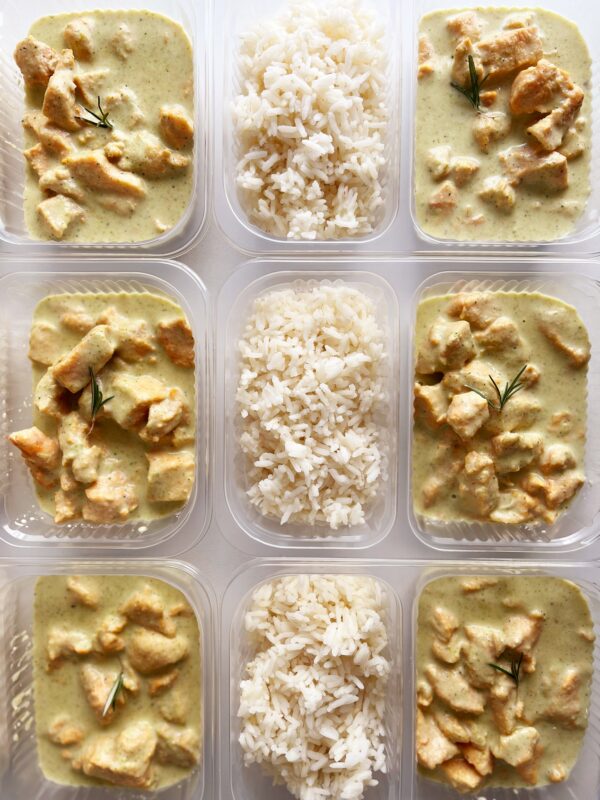 Frango ao creme de brócolis (220g), arroz branco (130g) - prato sem glúten