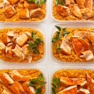 APENAS 24h no valor do kit! 🤩 Salmão (90g), risoto de tomates assados (260g) – prato sem glúten