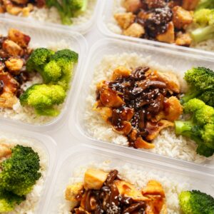 Frango ao molho de shimeji (160g), brócolis (40g), arroz branco (150g) – prato sem glúten/lactose