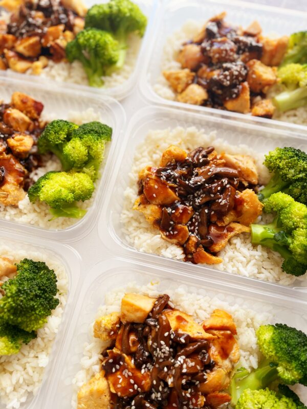 Frango ao molho de shimeji (160g), brócolis (40g), arroz branco (150g) - prato sem glúten/lactose