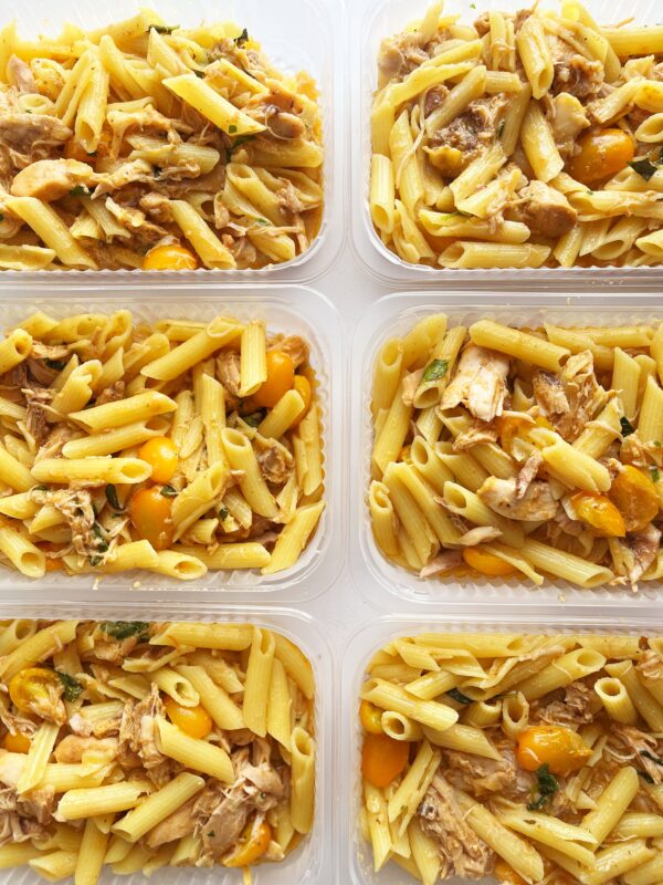 Massa Primavera: com frango, tomate cereja amarelo e manjericão fresco - prato sem glúten/lactose (350g)