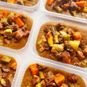 Cozido a moda da chef – carnes, verduras (150g) e pirão (200g) – prato sem glúten/lactose