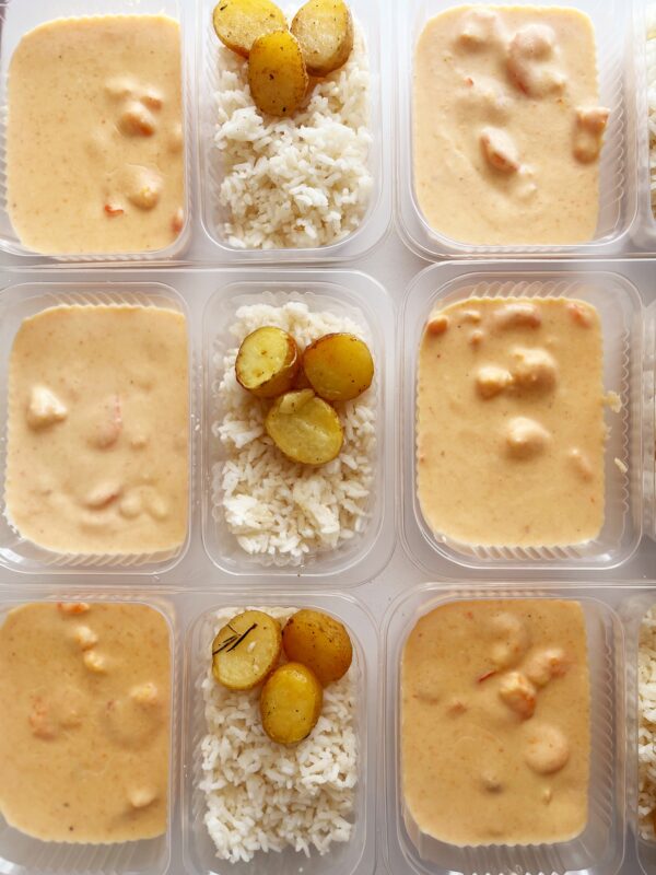 Strogonoff de camarão (200g), batata bolinha rústica e arroz branco (150g) - prato sem glúten