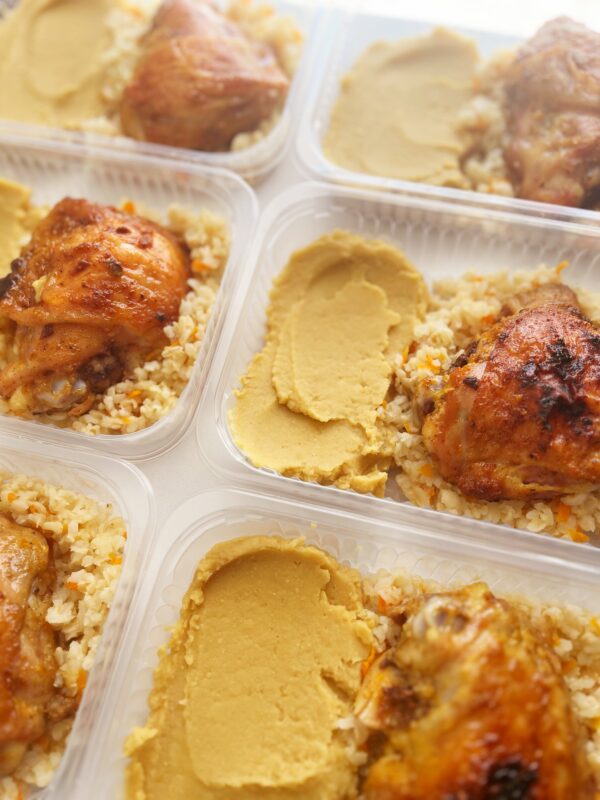 Sobrecoxa ao curry (130g), arroz integral com cenoura (100g), purê super proteico de grão de bico (130g) – prato sem glúten/lactose